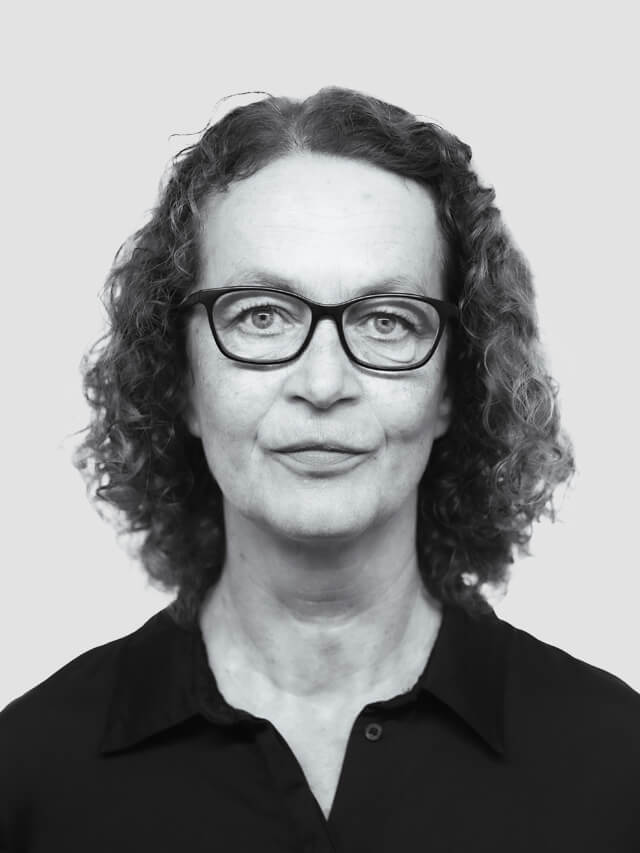 Man sieht Uta Koschel, Schauspieldirektorin Theater Vorpommern, im schwarz-weiß Porträt