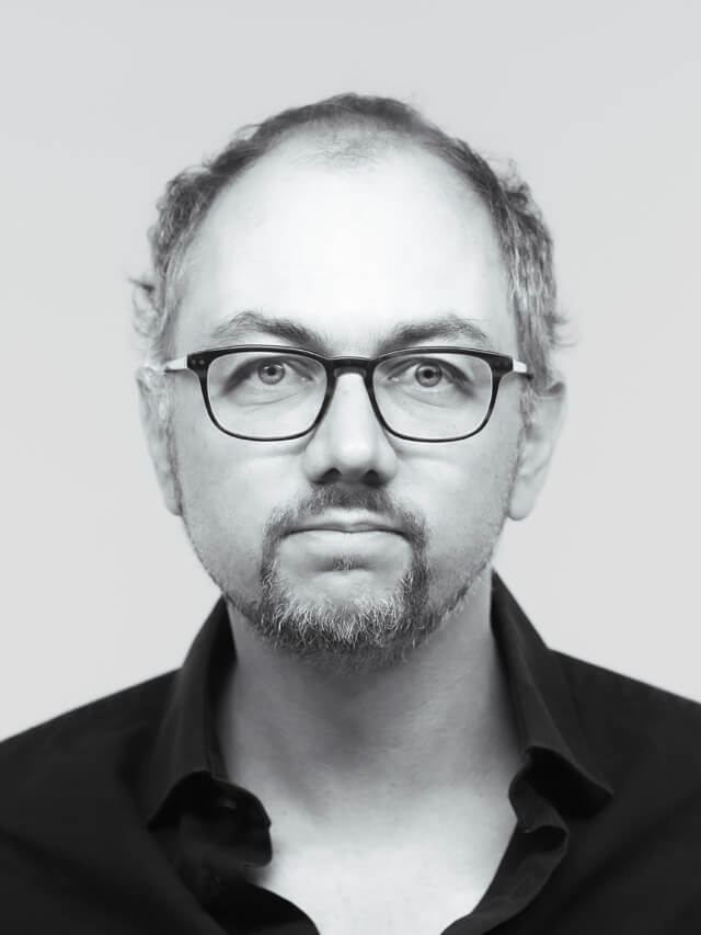 Man sieht Wolfgang Berthold, Operndirektor Theater Vorpommern im schwarz-weiß Porträt