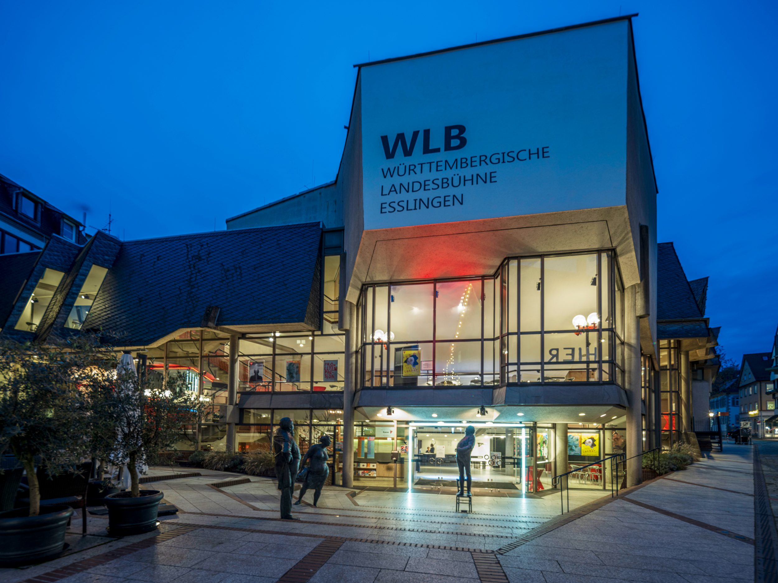 Zu sehen ist die Württembergische Landesbühne Esslingen am Abend