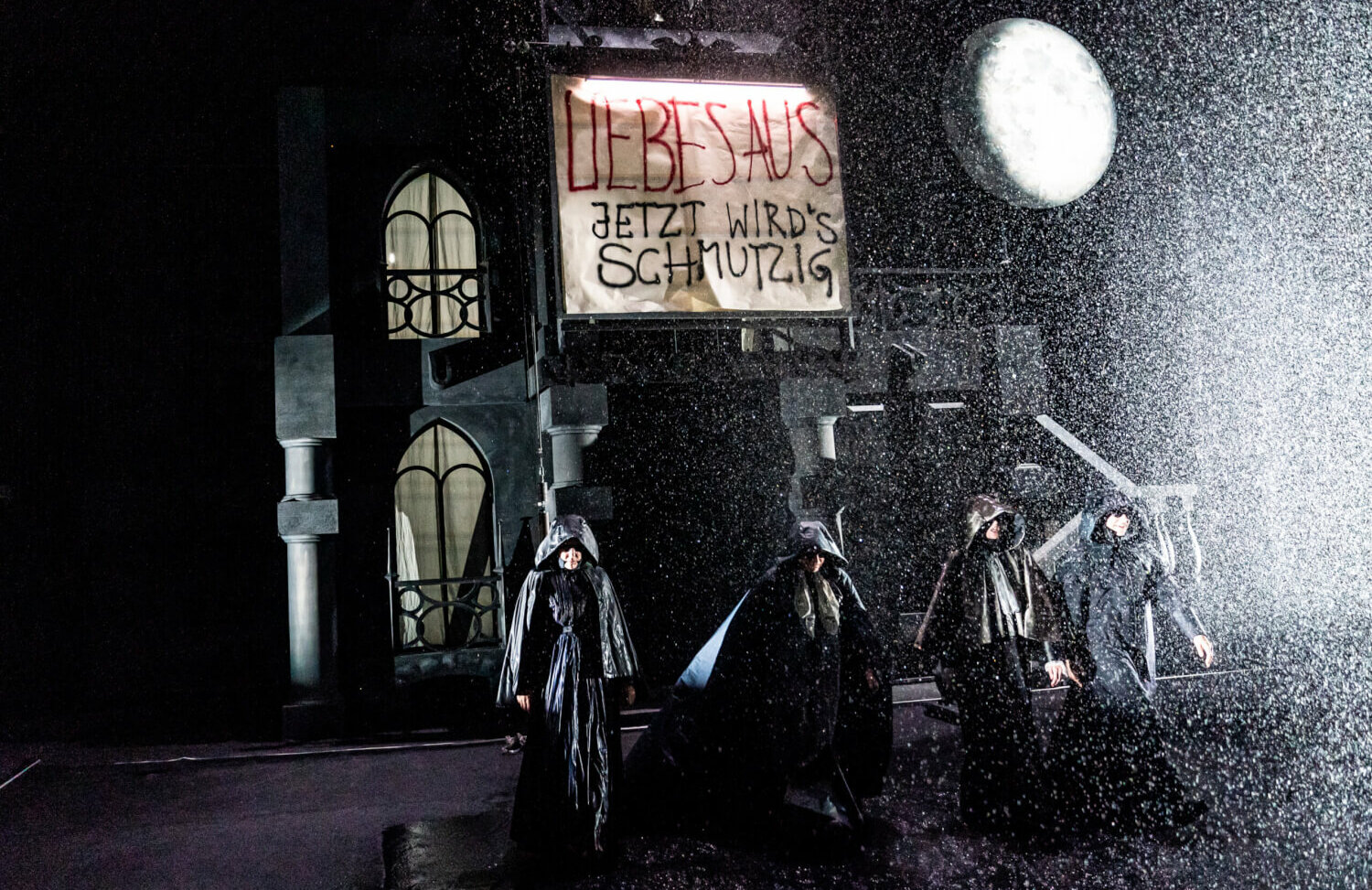 Vampirschloss statt Medienhaus: Ensembleszene aus „Noch wach?” am Thalia Theater