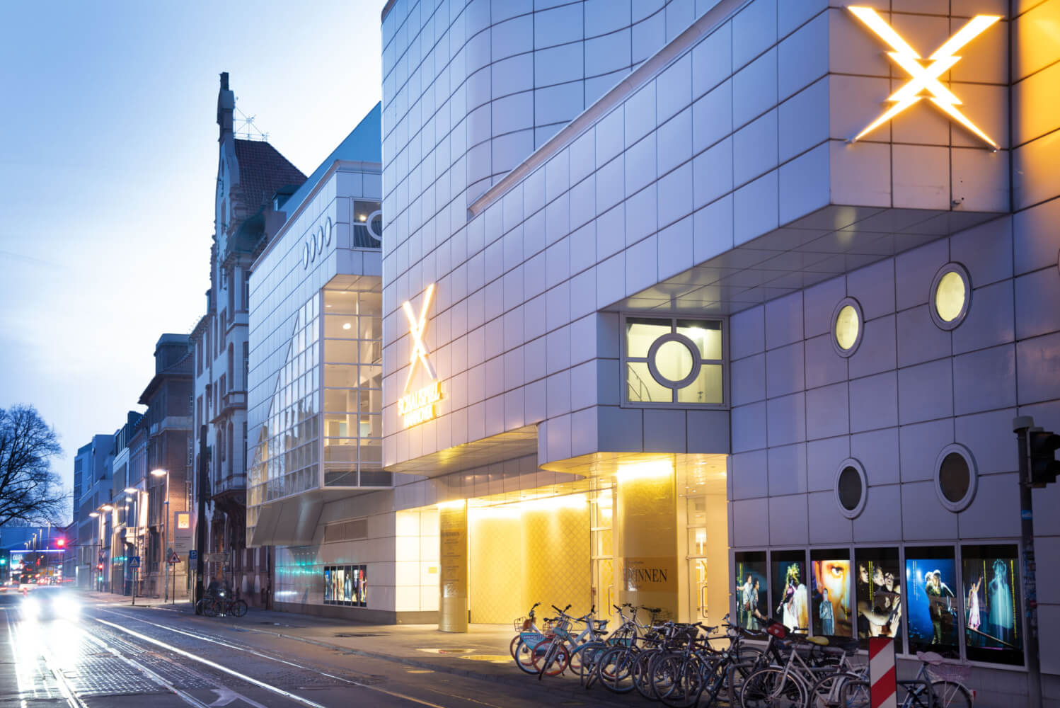 Man sieht die Fassade des Schauspiel Hannover in der Dämmerung