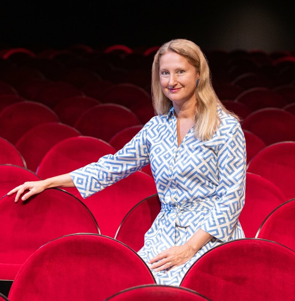 Zu sehen ist Elke Maria Schwab-Lohr, Intendantin des Theaters an der Rott
