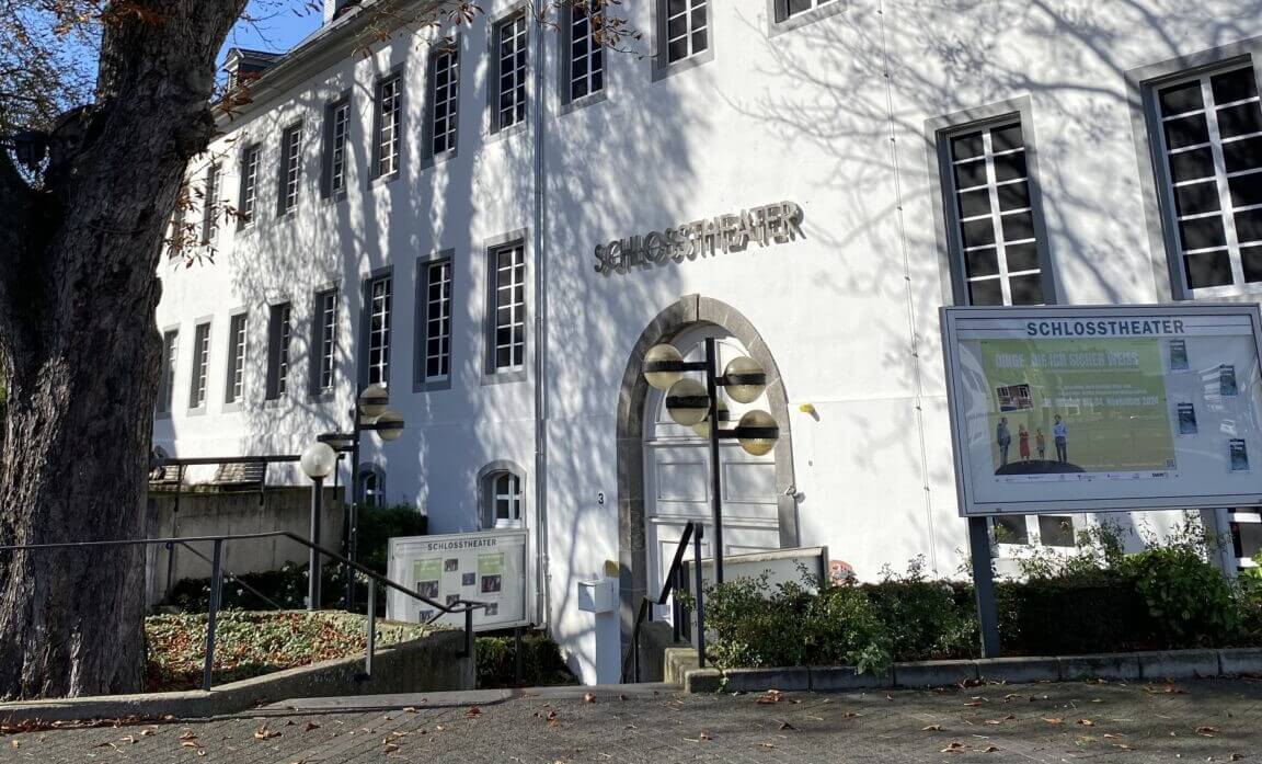 Zu sehen ist die Landesbühne Rheinland-Pfalz im Schlosstheater Neuwied