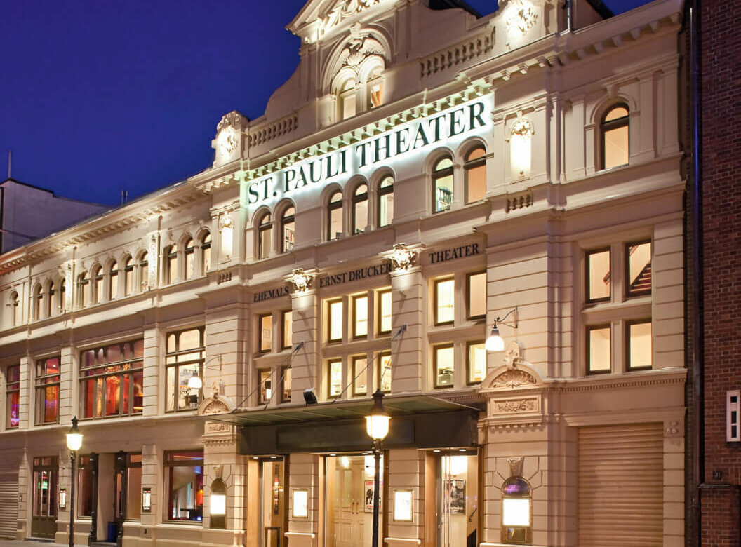Man sieht das St. Pauli Theater in Hamburg bei Nacht.
