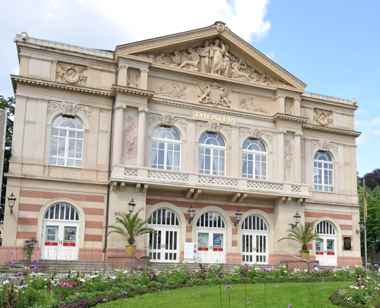 Zu sehen ist das Theater Baden-Baden