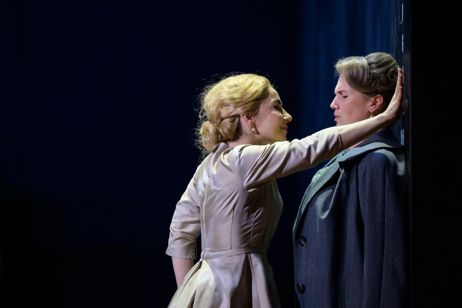 Sarah Mehnert (Lisa) drückt Emma Moore (Marta) an die rechte Bühnenwand und schüchtert sie ein.