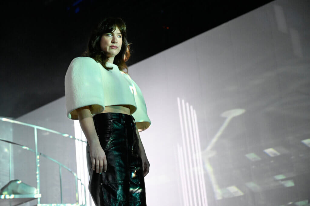 Die Künstliche Intelligenz, verkörpert durch Sandra Gerling.