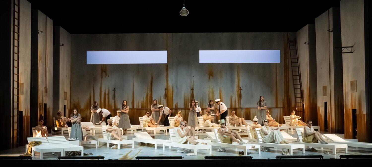 Szene aus "Die Passagierin" am Theater Krefeld