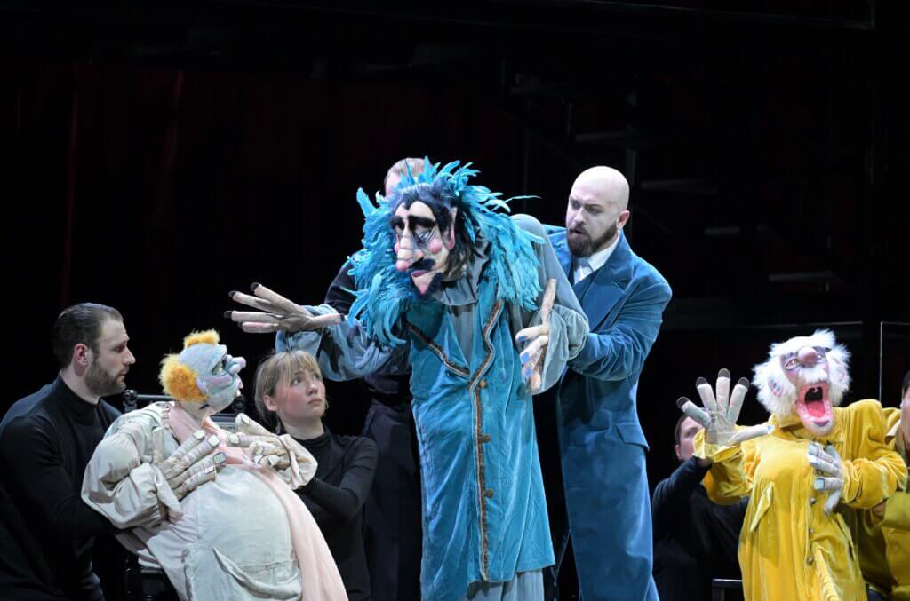 Klappmaulpuppen in „Hoffmanns Erzählungen“ an der Deutschen Oper am Rhein