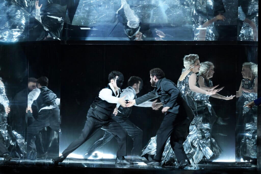 In einem Spiegelkasten kämpft Hoffmann gegen Pitichinaccio