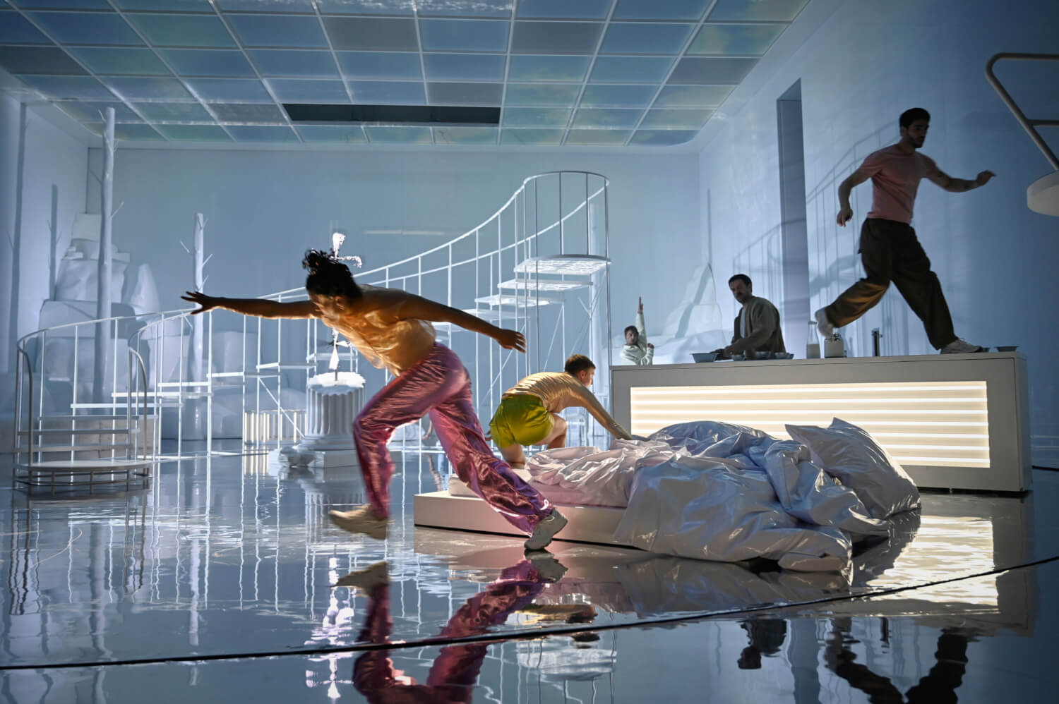 Küchenszene mit Ummi Yanuba, Emma Bogerd, Tiemen Stemerding, Christoph Jöde und Morgan Lugo.