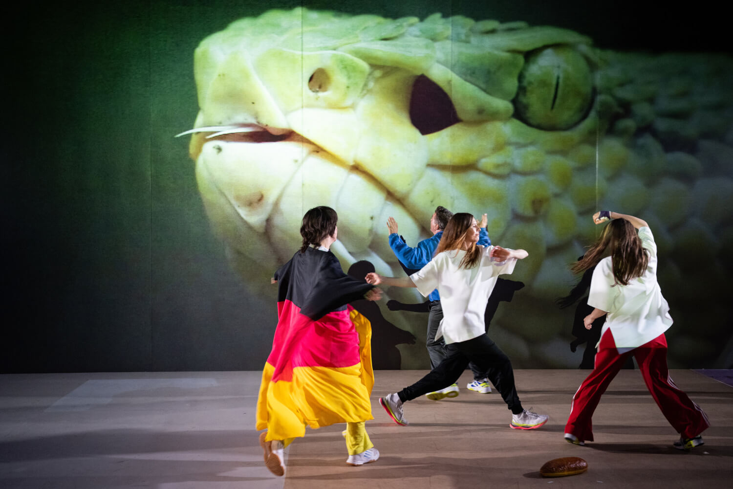 Szene aus dem Stück „2x241 Titel doppelt so gut wie Martin Kippenberger