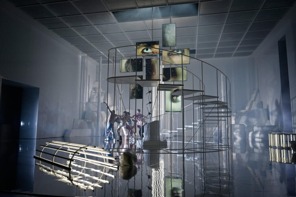 Das Ensemble in der kühlen Bühne aus Plastik.