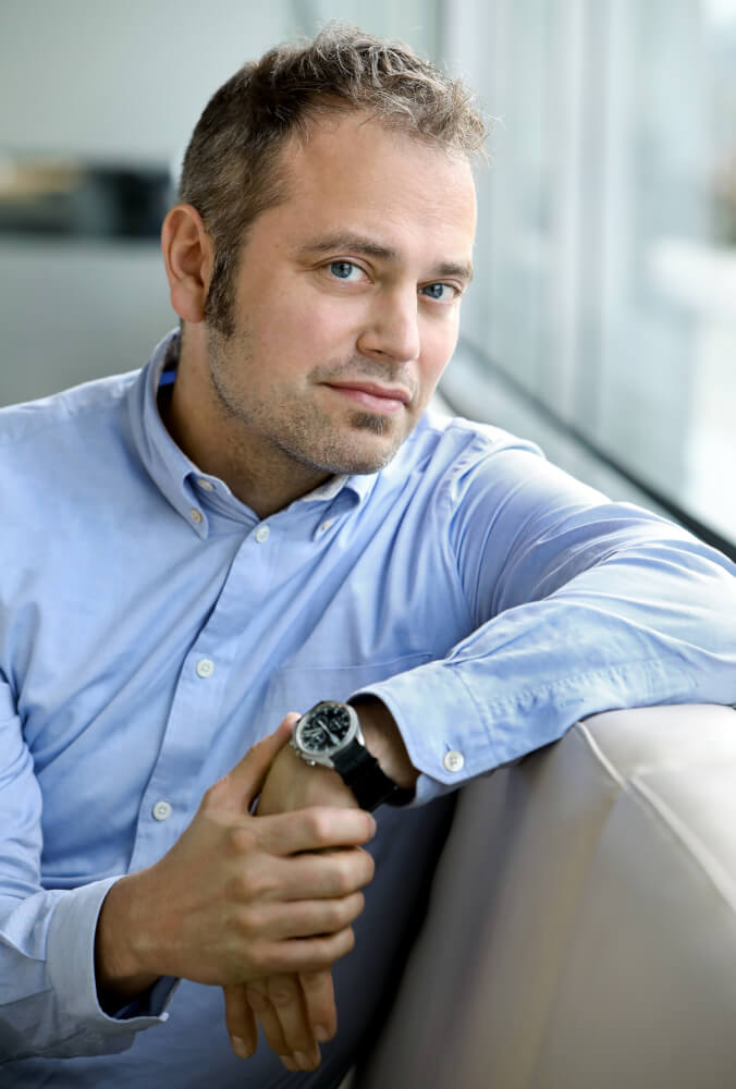 Man sieht Alexander Leiffheidt, geschäftsführender Dramaturg am Schauspiel Frankfurt