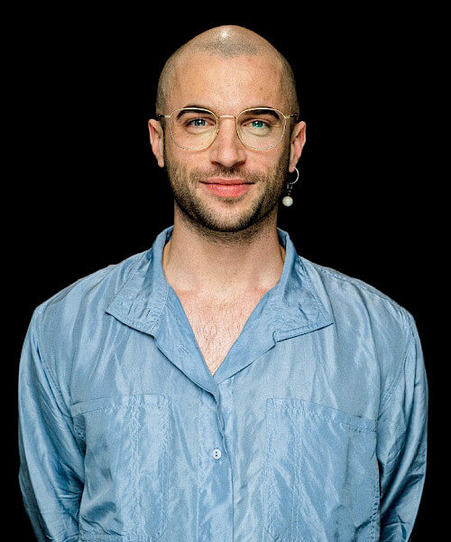 Zu sehen ist Constantin Hochkeppel, künstlerischer Leiter Tanz am Stadttheater Gießen.