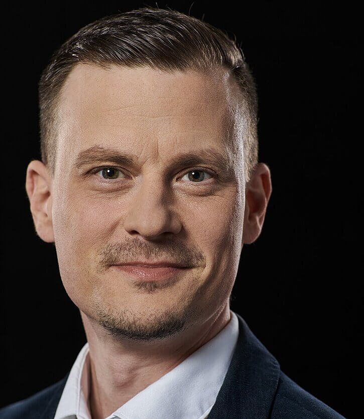 Man sieht Daniel C. Schindler, künstlerischer Leiter der Jungen Oper des Theater Dortmund.