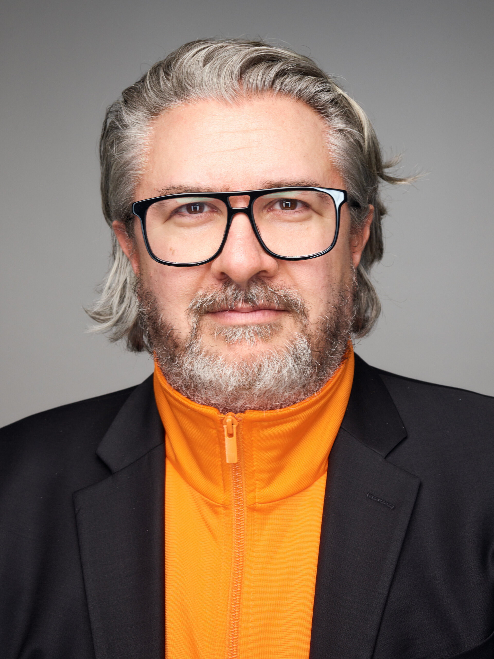 Man sieht Dariusch Yazdkhasti, Schauspieldirektor am Theater Bielefeld.