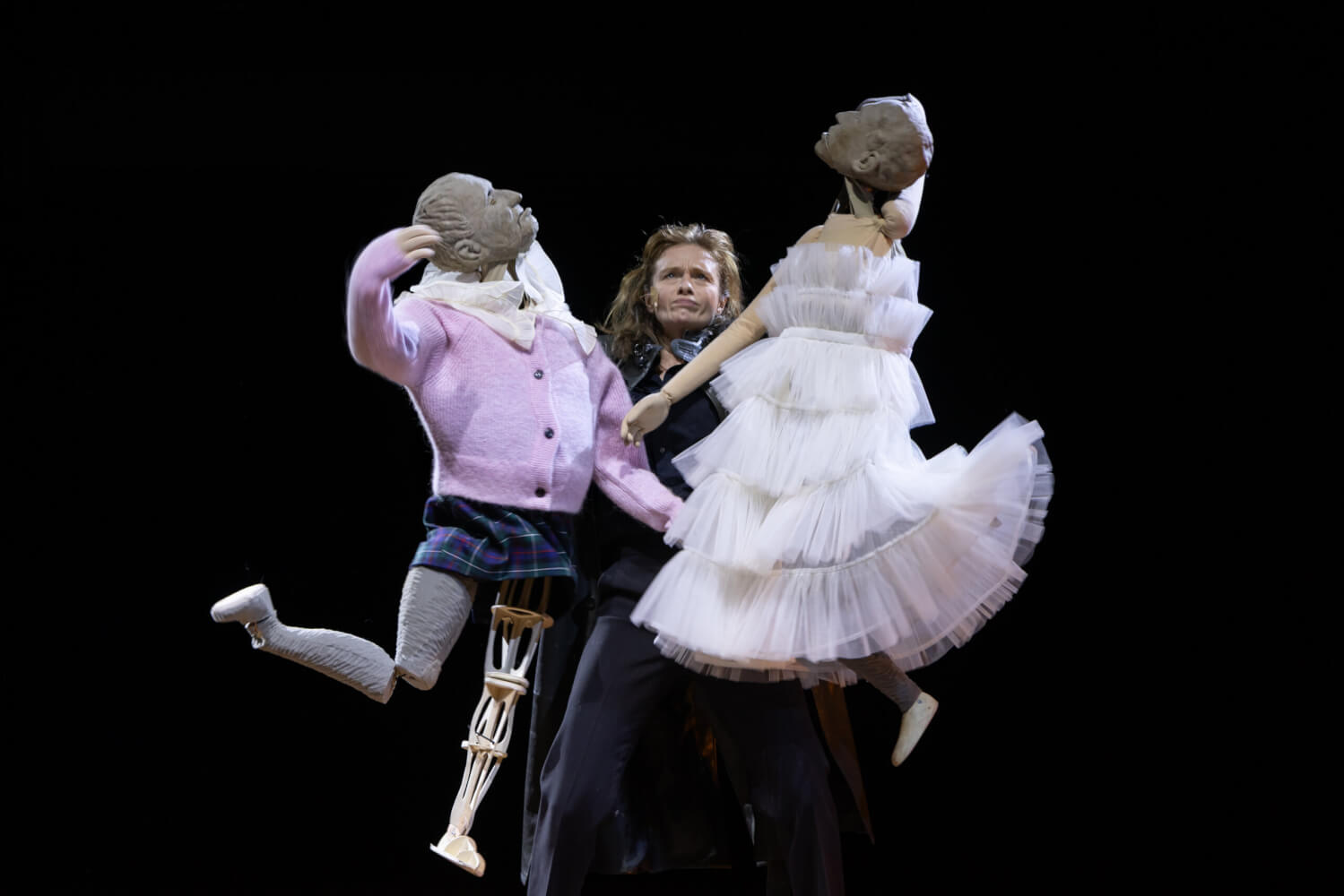 Gloria Iberl-Thoeme mit dem Hochzeitspaar Macheath und Polly