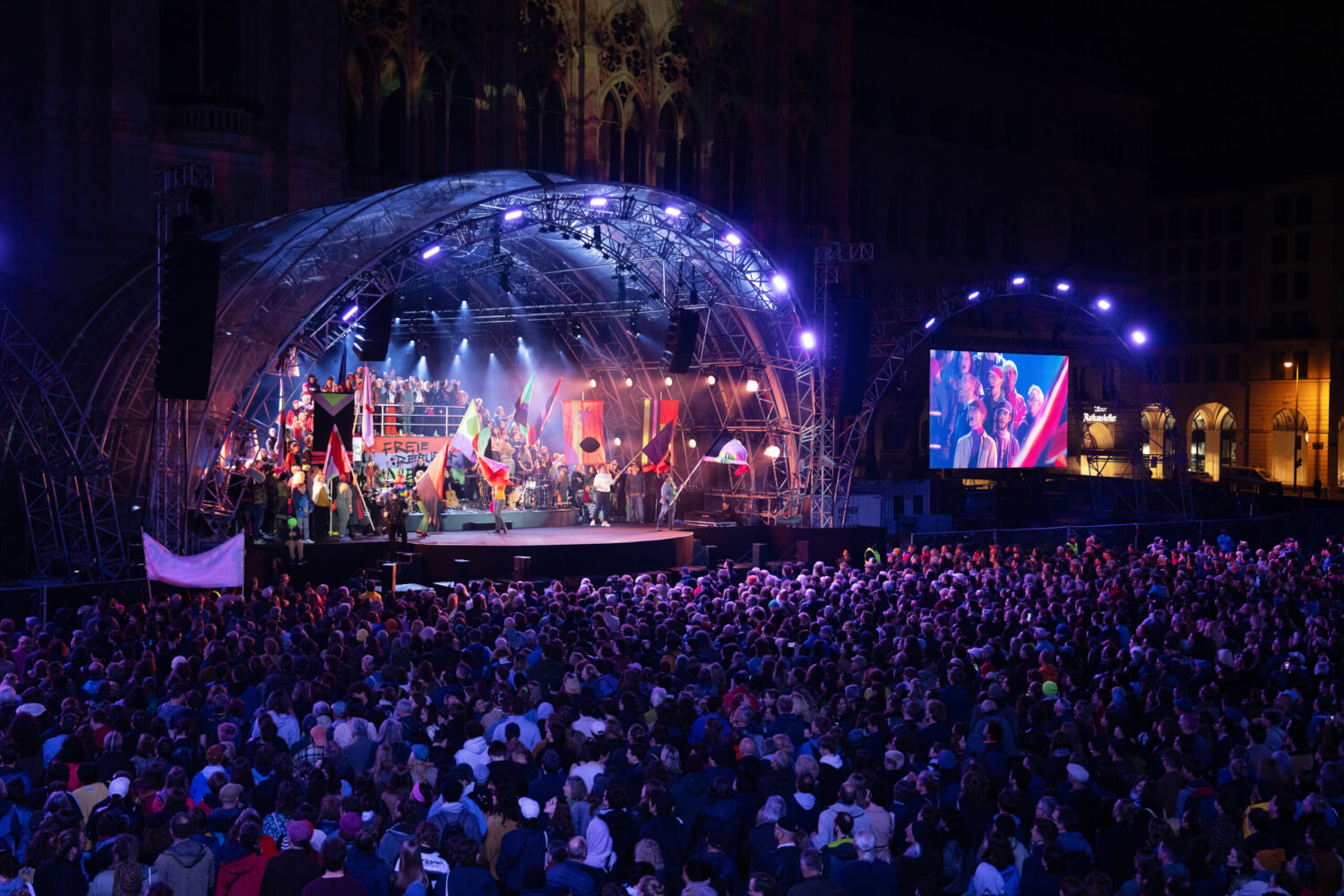 Der Rathausplatz in Wien, hinten eine Bühne der Wiener Festwochen, bis zum vorderen Bildrand Publikum