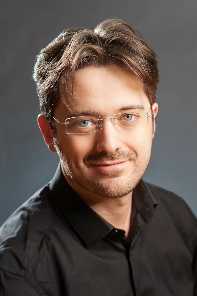 Man sieht Gabriele Donà, Operndirektor der Oper Köln