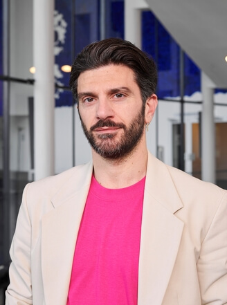 Man sieht Giuseppe Spota, Direktor der MiR Dance Company.
