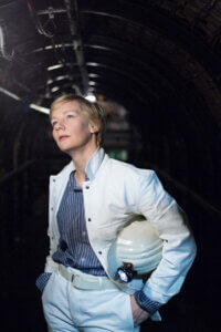 Sandra Hüller mit weißer Jacke