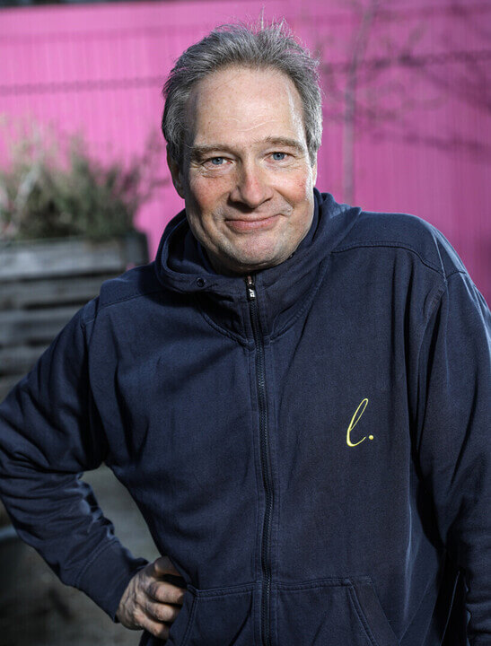 Zu sehen ist Stefan Fischer-Fels, künstlerischer Leiter des Jungen Schauspiel am Düsseldorfer Schauspielhaus.
