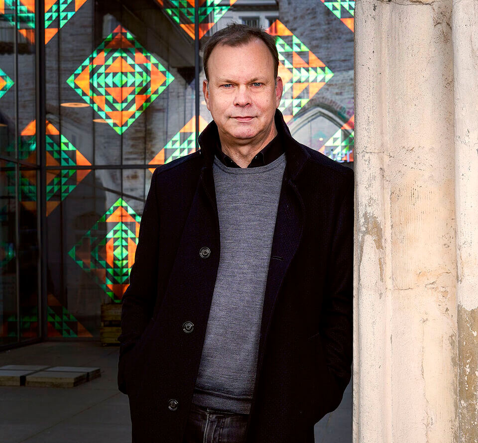 Man sieht Stefan Vladar, Opern- und Generalmusikdirektor des Theater Lübeck.