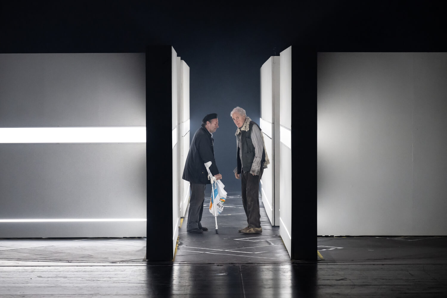 Frank Schneiders und August Zirner stehen in der Bühne in einem schmalen Gang.