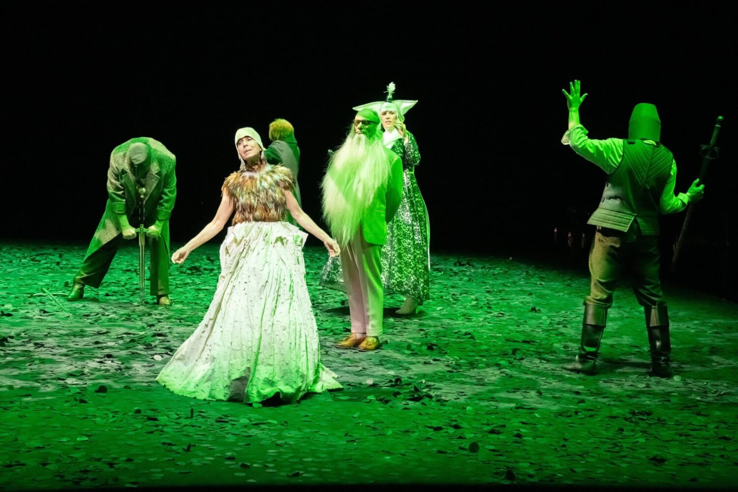 Ensemble mit Paula Emmrich (Herzeloide) und Christoph Hohmann (Merlin)