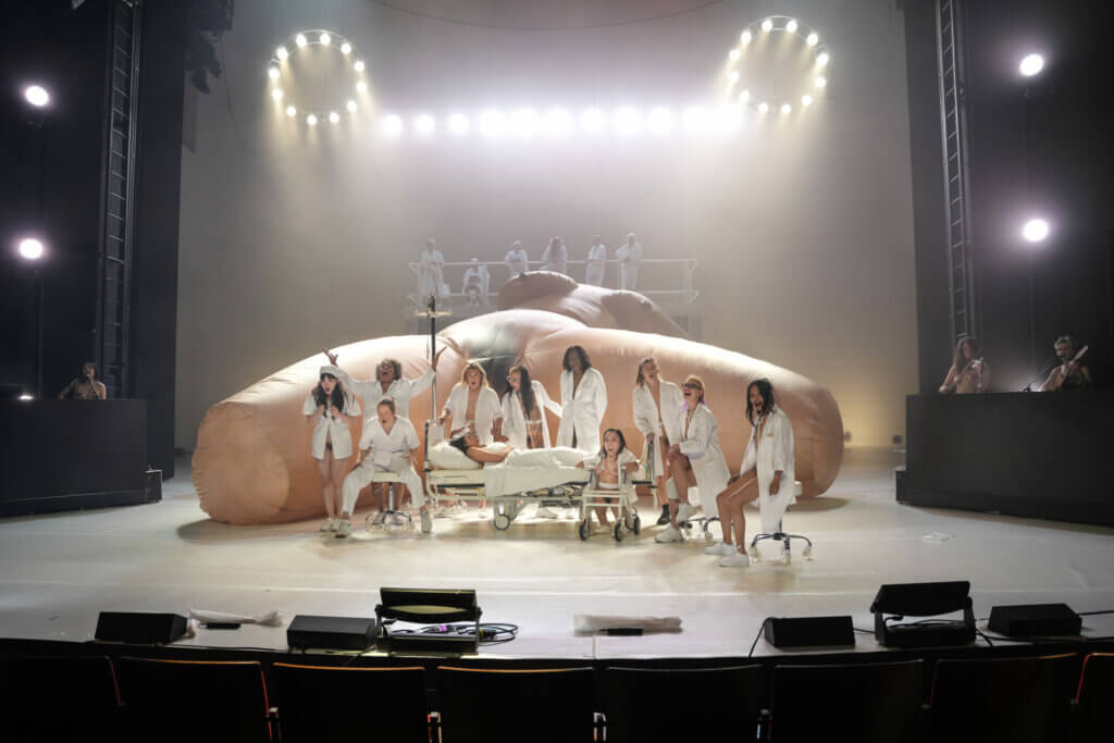 A Year without Summer von Florentina Holzinger an der Volksbühne am Rosa-Luxemburg-Platz