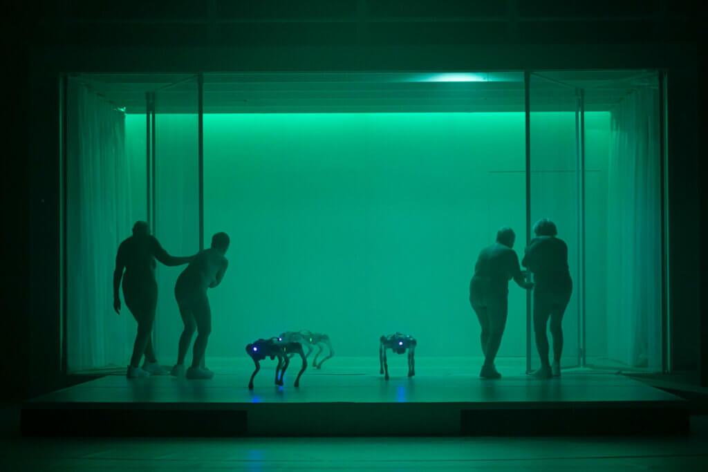 A Year without Summer von Florentina Holzinger an der Volksbühne am Rosa-Luxemburg-Platz