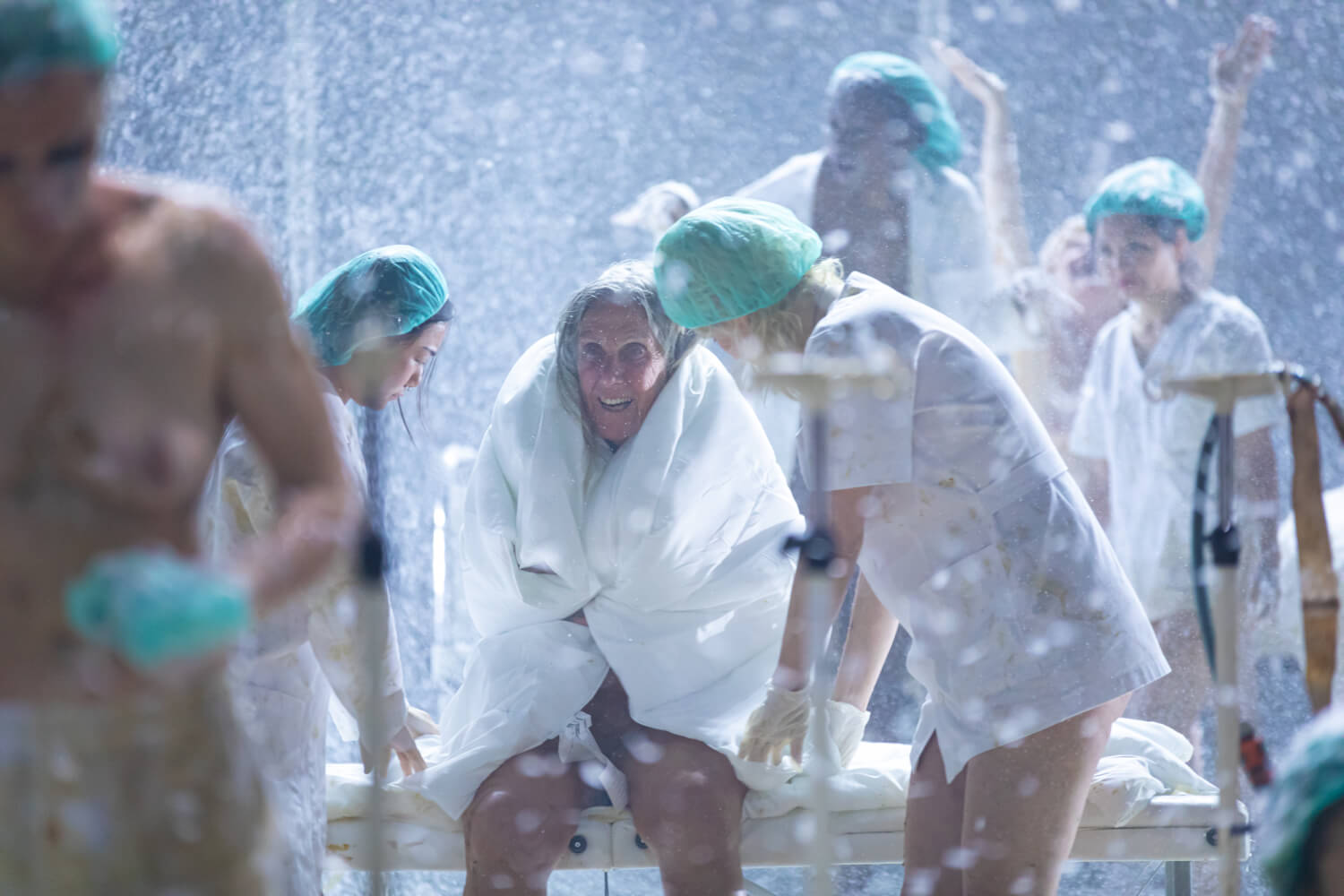 A Year without Summer von Florentina Holzinger an der Volksbühne am Rosa-Luxemburg-Platz