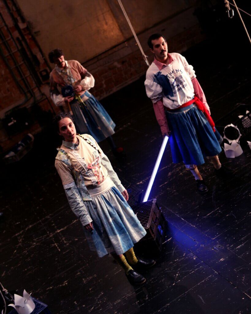 drei Darstellende von schräg links oben fotografiert