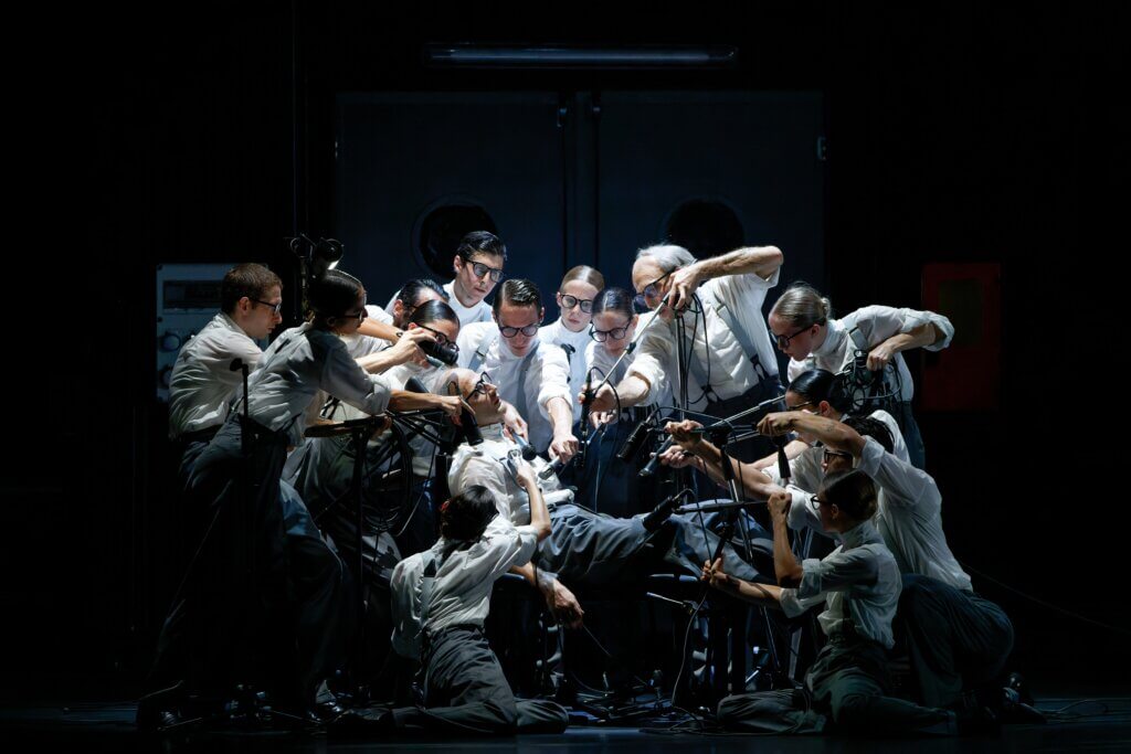 Abhörszene des CCN Aterballetto in „Notte Morricone“ von Marcos Morau auf den Ruhrfestspielen 2025 in Recklinghausen.