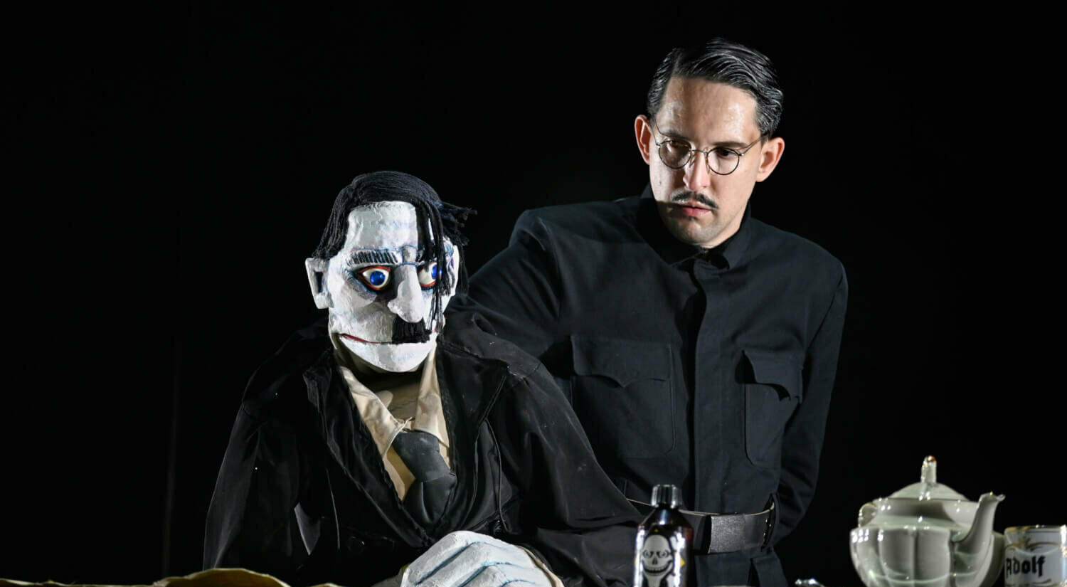 eine Hitler-Puppe links im Vordergrund, dahinter Puppenspieler Nikolaus Habjan