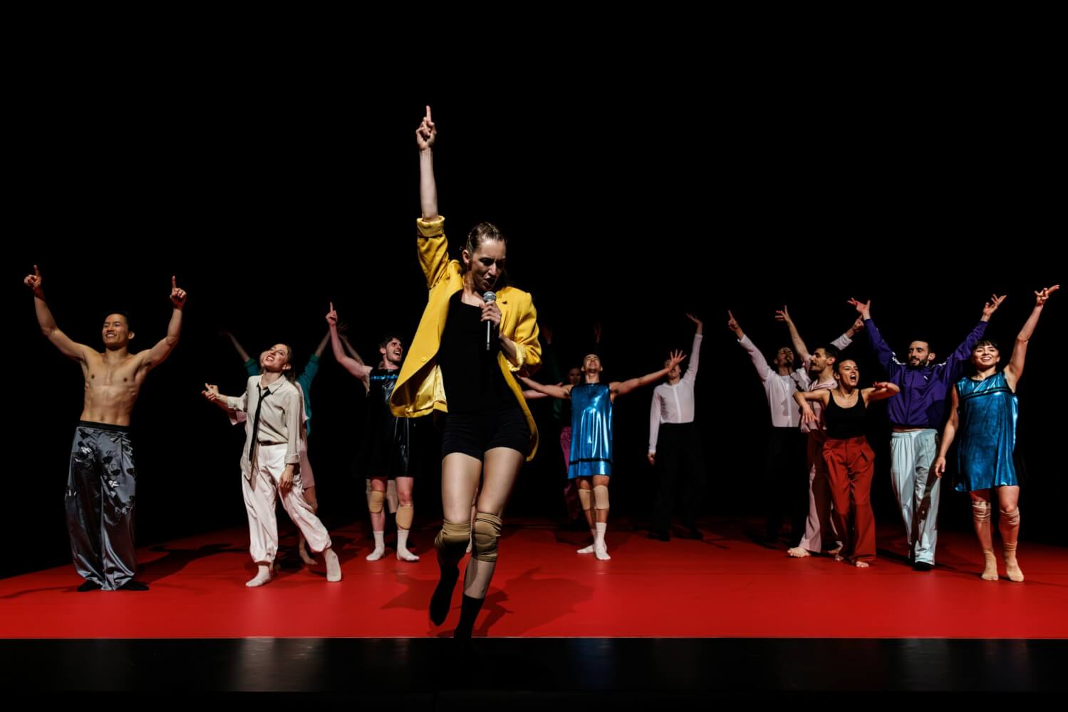 Barak Marshall bringt mit „The End“ zu Fanfare Ciocărlias „Moliendo Café“ und „Dusty Road“ das gesamte Uraufführungs-Ensemble auf die Bühne, überzogen im Stile einer TV-Show moderiert.