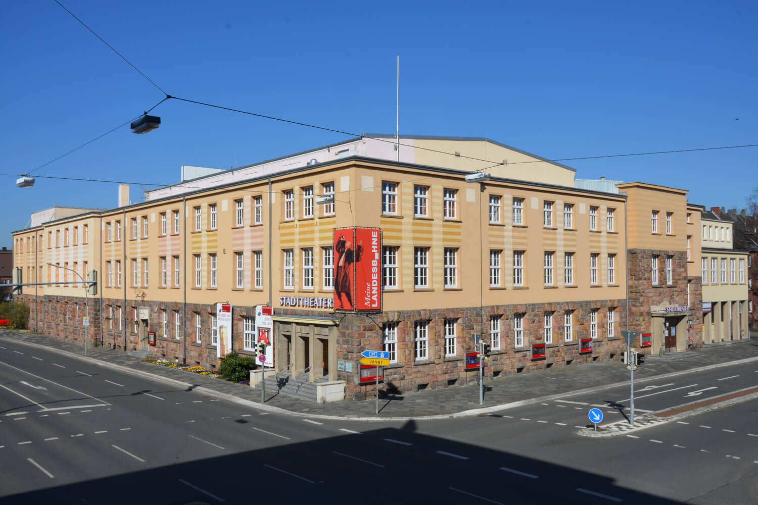 Zu sehen ist das Gebäude der Landesbühne Niedersachsen Nord, des Stadttheaters Wilhelmshaven.