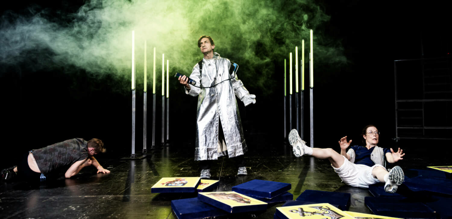 Szenenbild aus „Möchte die Witwe angesprochen werden, platziert sie auf dem Grab die Gießkanne mit dem Ausguss nach vorne“