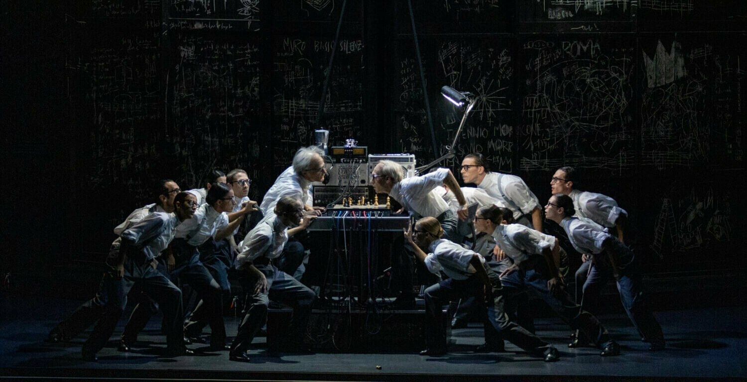 Ensembleszene des CCN Aterballetto in „Notte Morricone“ von Marcos Morau auf den Ruhrfestspielen 2025 in Recklinghausen.