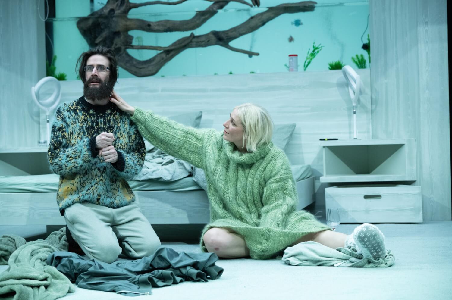 Szene mit einem knienden Mann und einer Frau neben ihm