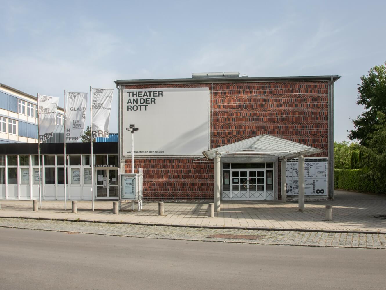 Zu sehen ist eine Außenansicht des Theaters an der Rott
