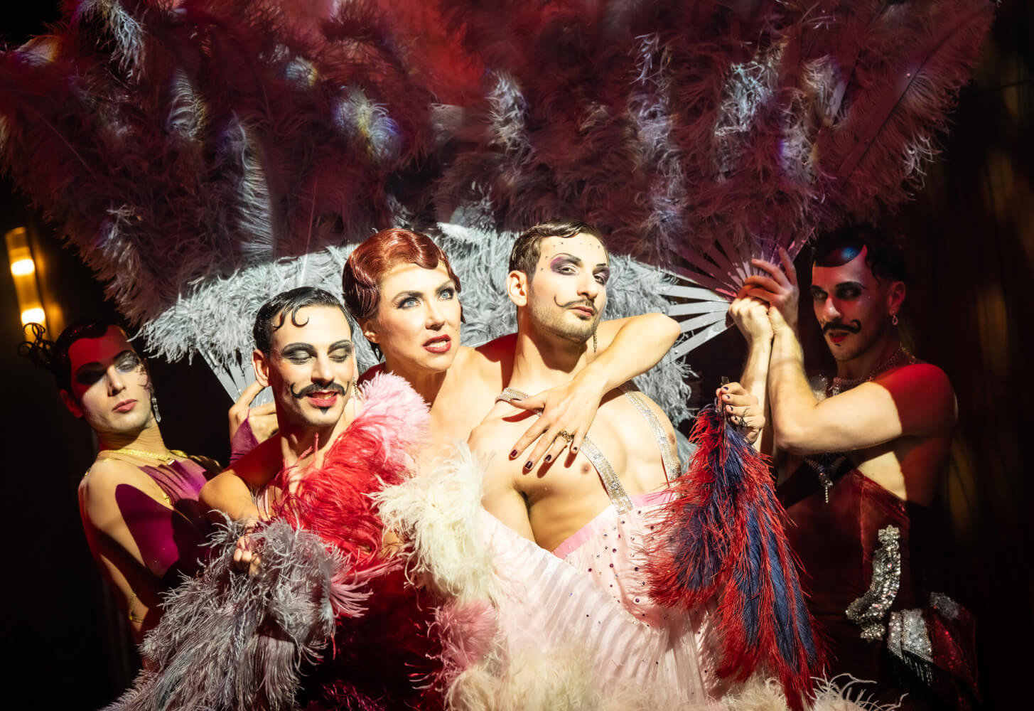 Annette Dasch und Tänzer in der „Frau von Format”