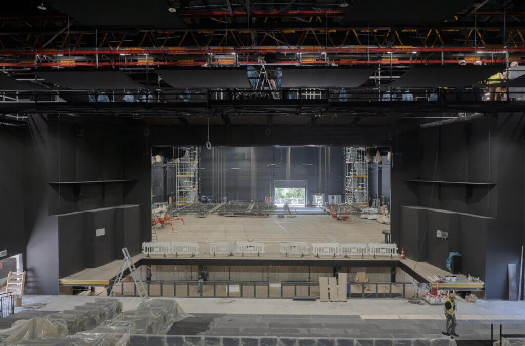 Eine Bühne, vom Zuschauerraum aus fotografiert