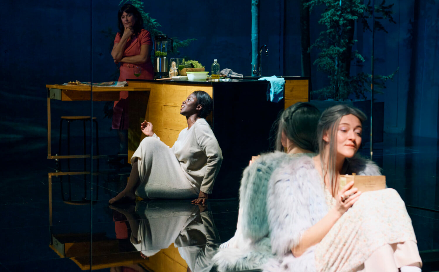 „Staubfrau“ von Maria Milisavljević am Schauspielhaus Zürich.