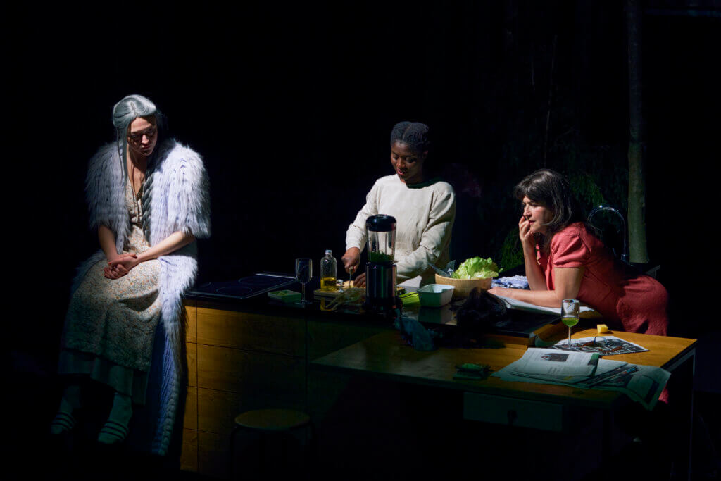 „Staubfrau“ von Maria Milisavljević am Schauspielhaus Zürich. Foto: Sabina Bösch