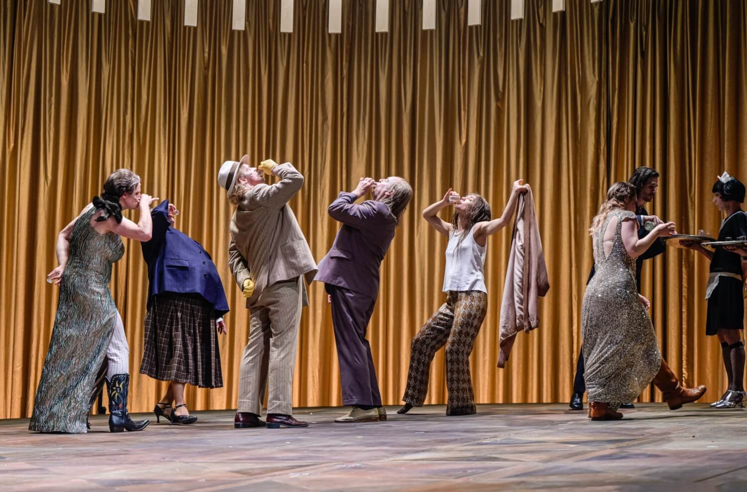 Zu sehen ist ein Aufführungsfoto von der Hybridoperette „Hotel Savoy“.