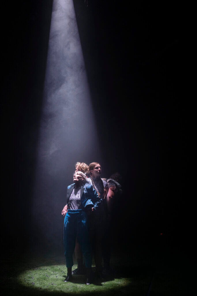 „Asche“ von Jette Steckel mit Barbara Nüsse, Jirka Zett, Franziska Hartmann, Björn Meyer (v.l.n.r.). Foto: Armin Smailovic