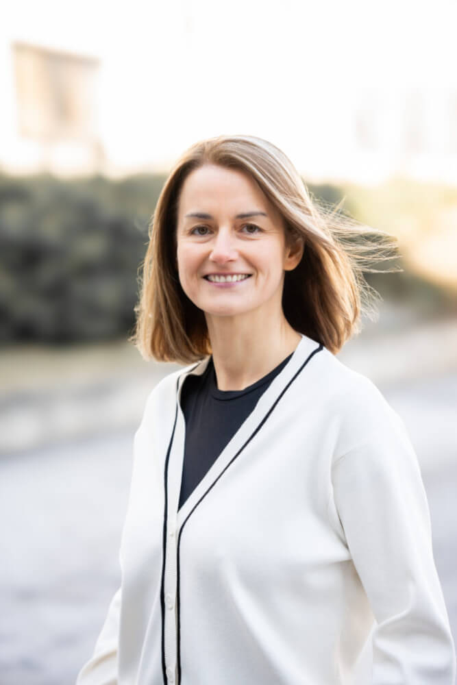 Zu sehen ist Anja Junski, kaufmännische Geschäftsführerin und Dramaturgin am Grenzlandtheater Aachen.