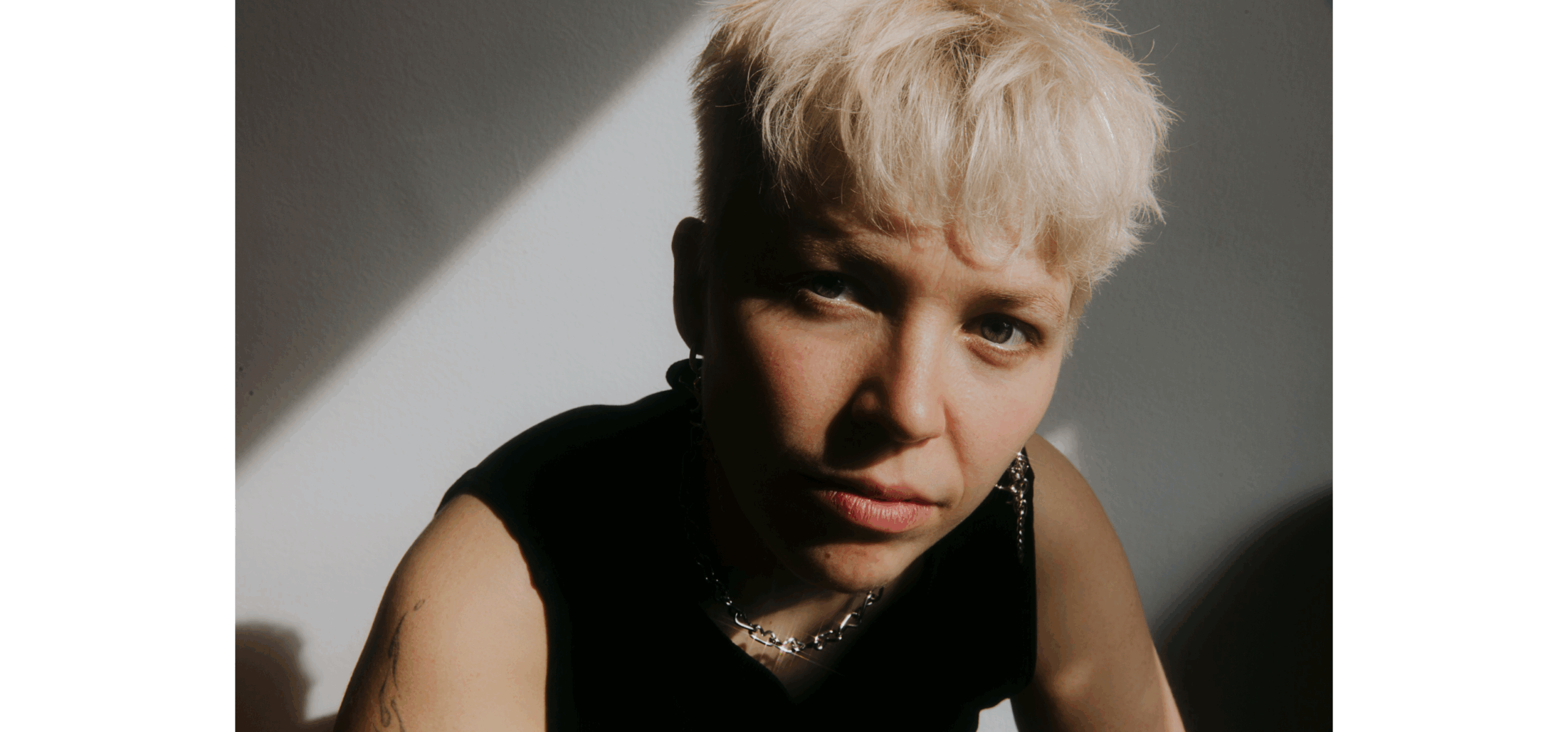 Eine Person schaut in die Kamera